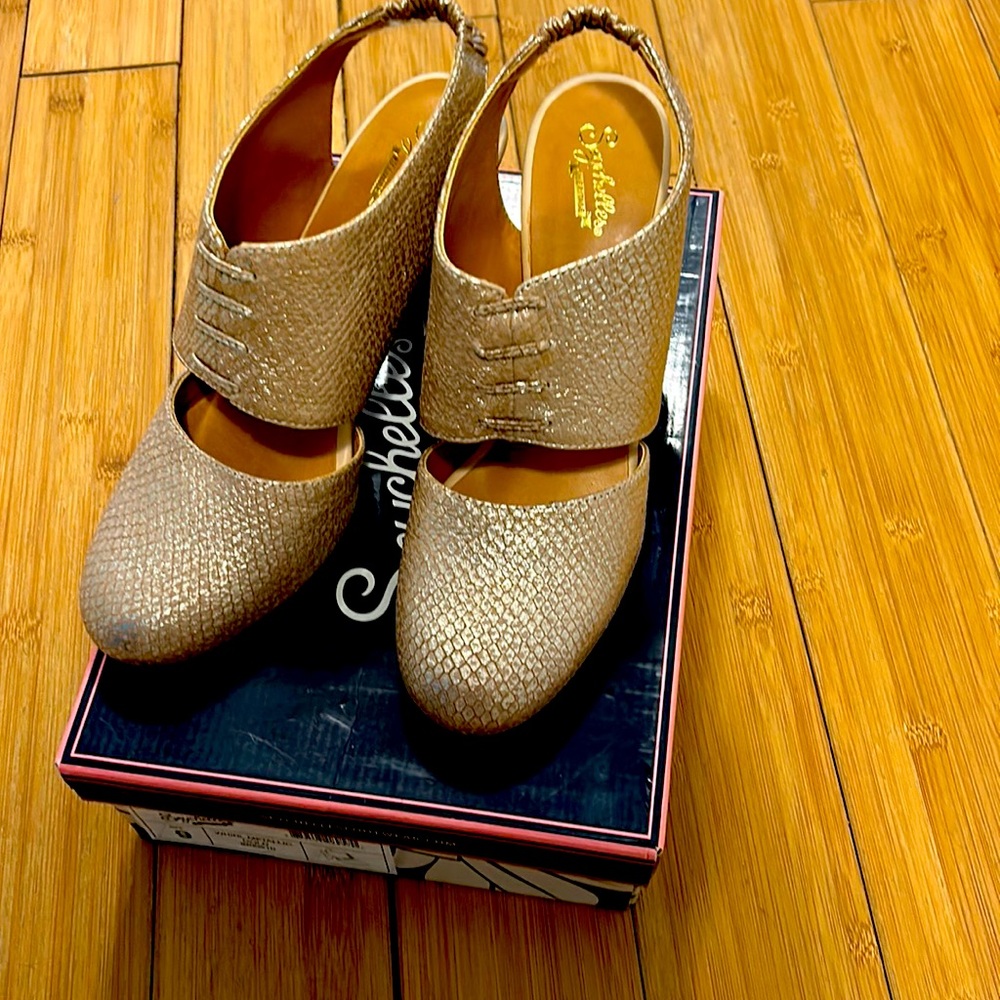 New!!!! Beautiful Seychelles Whirl Metallic Leather Block Heels. Size 9 Gold